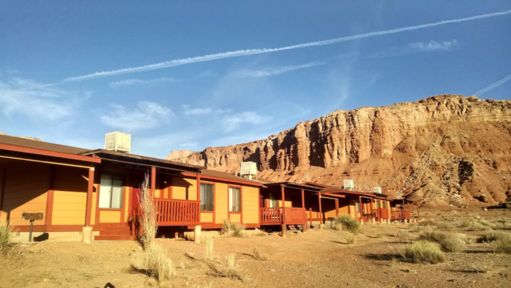 The Marble Canyon Lodge arizona provides an impeccable setting for making memories that last a lifetime. What makes them is the ideal preference for travelers seeking anything. Ninety years ago there was a trading post for the Navajo Nation, and while keeping the custom alive, they evolved into the area’s best-kept secret.