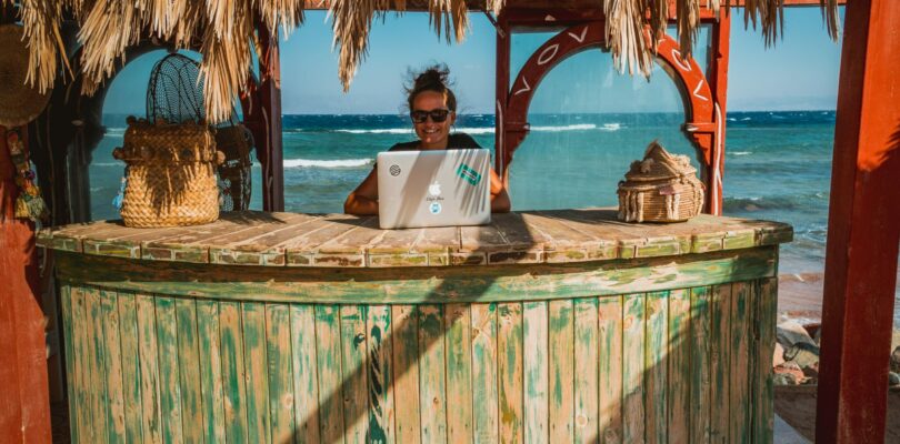 5 Tips To Balance Your Work and Social Life As A Digital Nomad featured